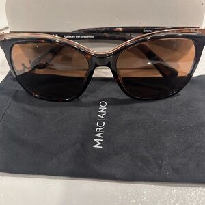 Marciano Brown Sunglasses
Style: GM0745
With hard case
Like NEW
